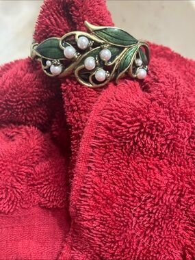 Vintage-Inspired Green Leaf and Pearl Bracelet
